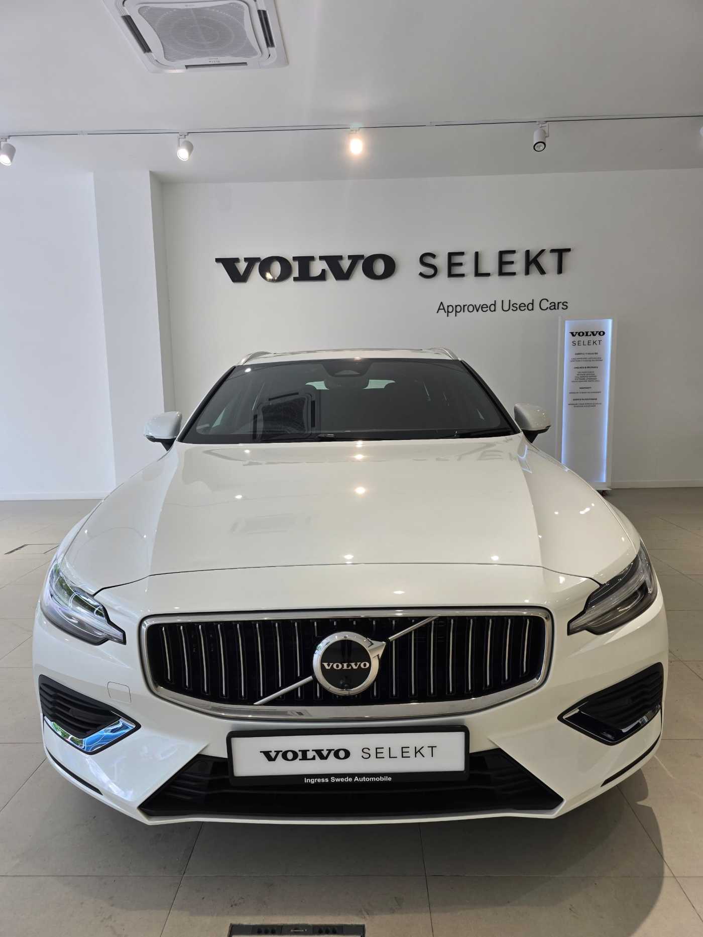 Volvo  V60 Recharge Plus, T8 AWD Plug-in hybrid, Electric/Petrol, Bright