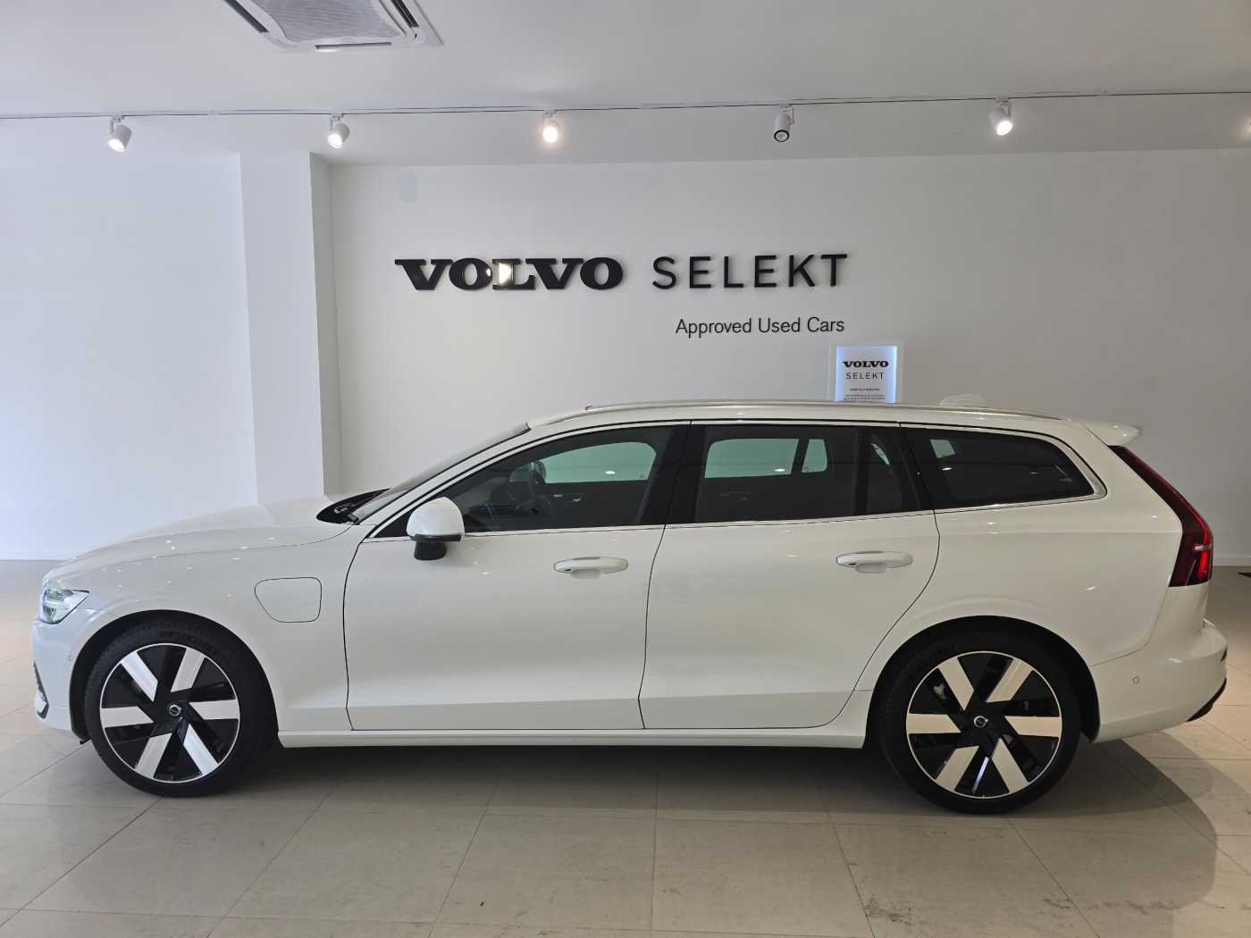 Volvo  V60 Recharge Plus, T8 AWD Plug-in hybrid, Electric/Petrol, Bright