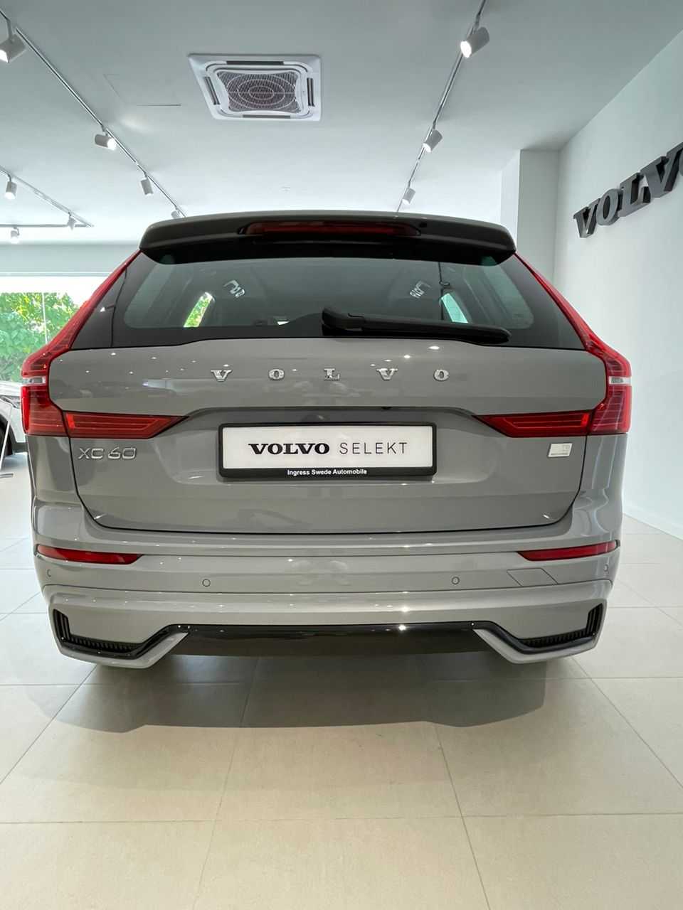 Volvo  XC60 Recharge Ultimate, T8 AWD plug-in hybrid, Electric/Petrol, Dark