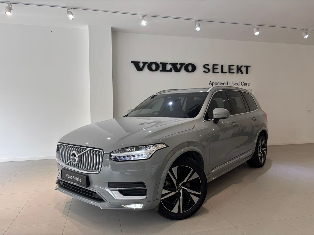 Volvo  Ultimate, B5 AWD Mild hybrid, Petrol, Bright, 7 Seats