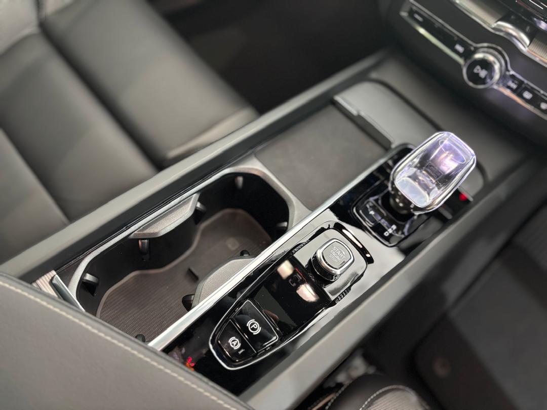 Volvo  Ultra, T8 AWD Plug-in hybrid, Electric/Petrol, Dark