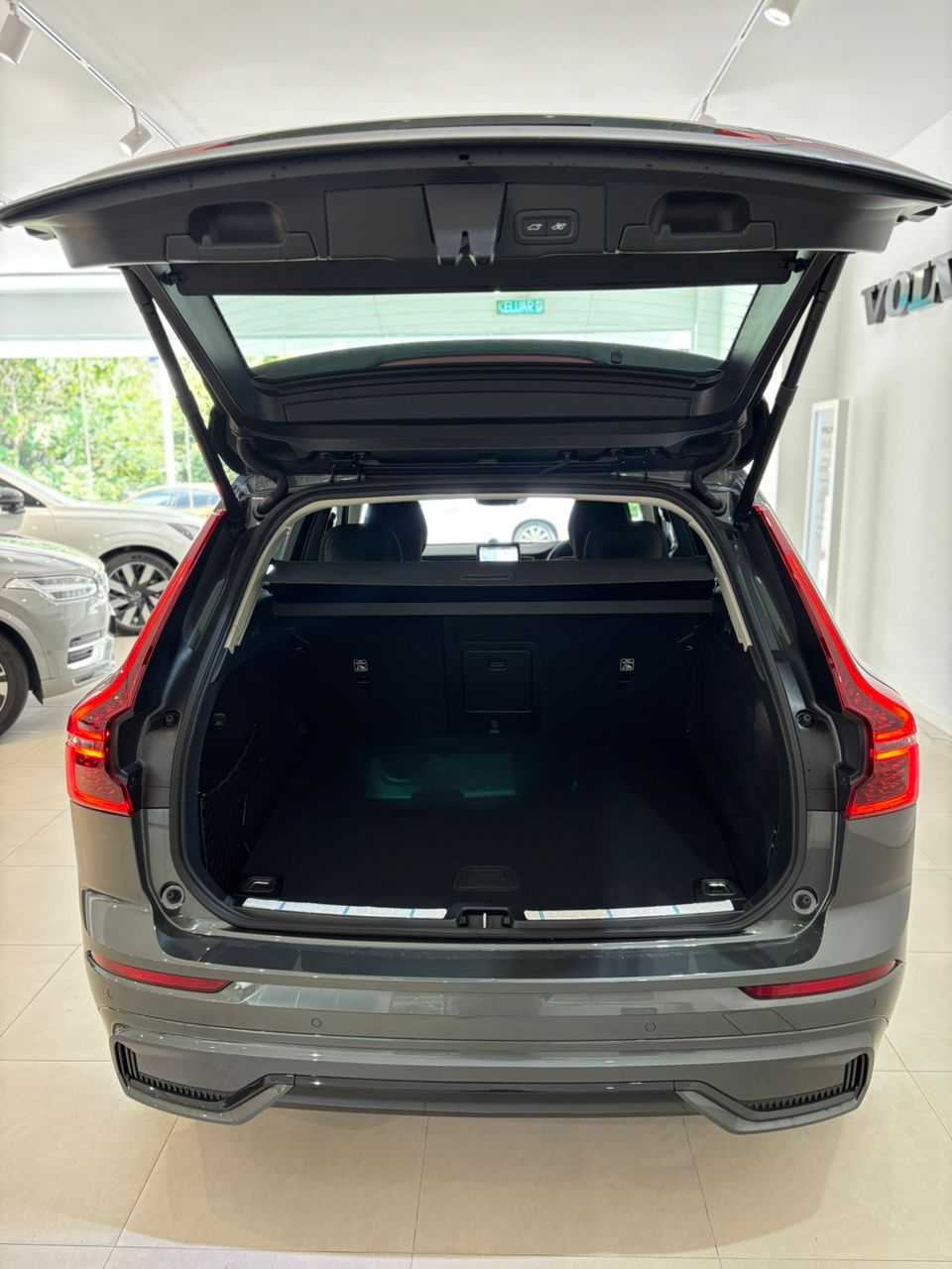 Volvo XC60 Ultra, T8 AWD Plug-in hybrid, Electric/Petrol, Dark