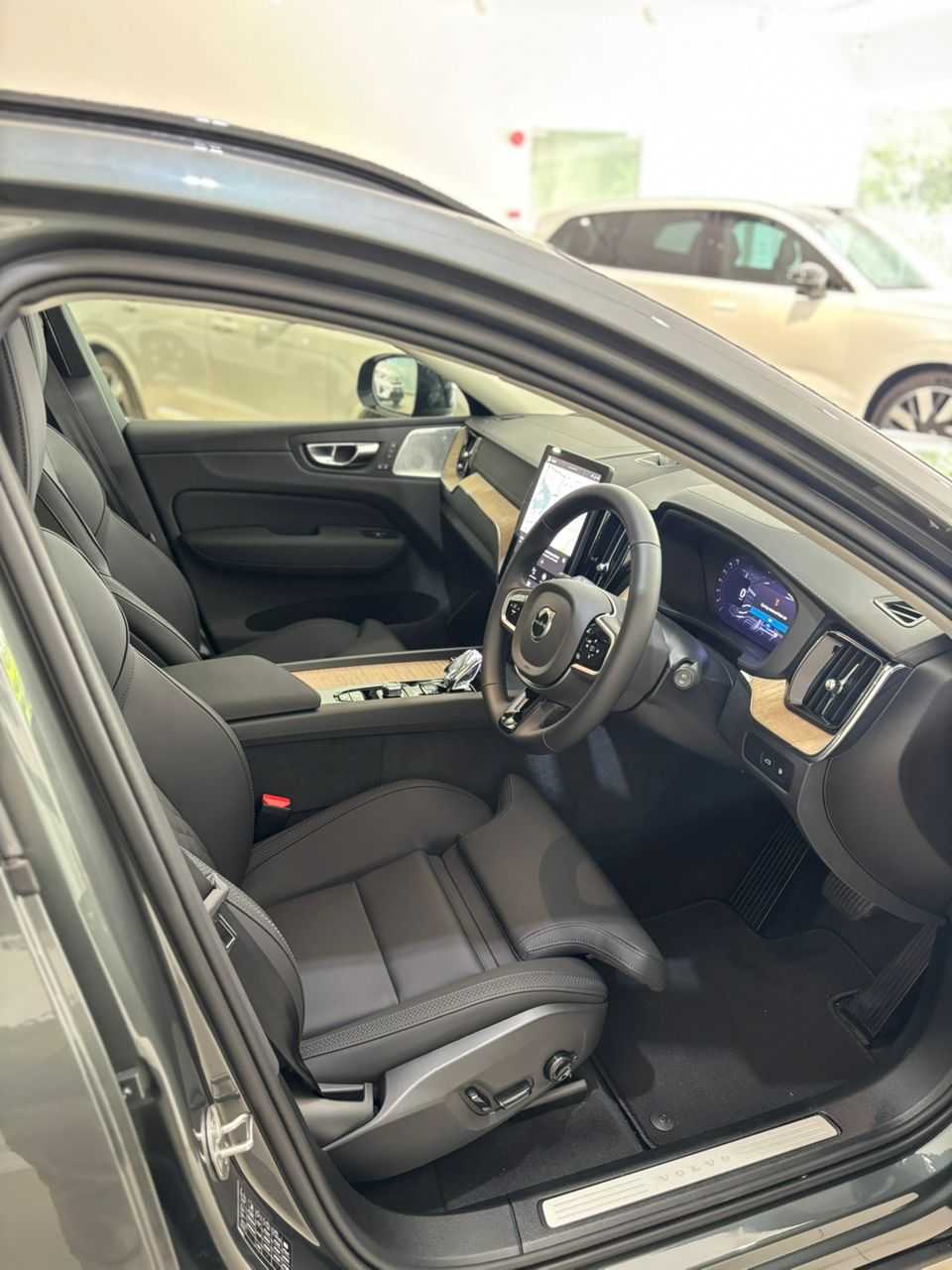 Volvo XC60 Ultra, T8 AWD Plug-in hybrid, Electric/Petrol, Dark