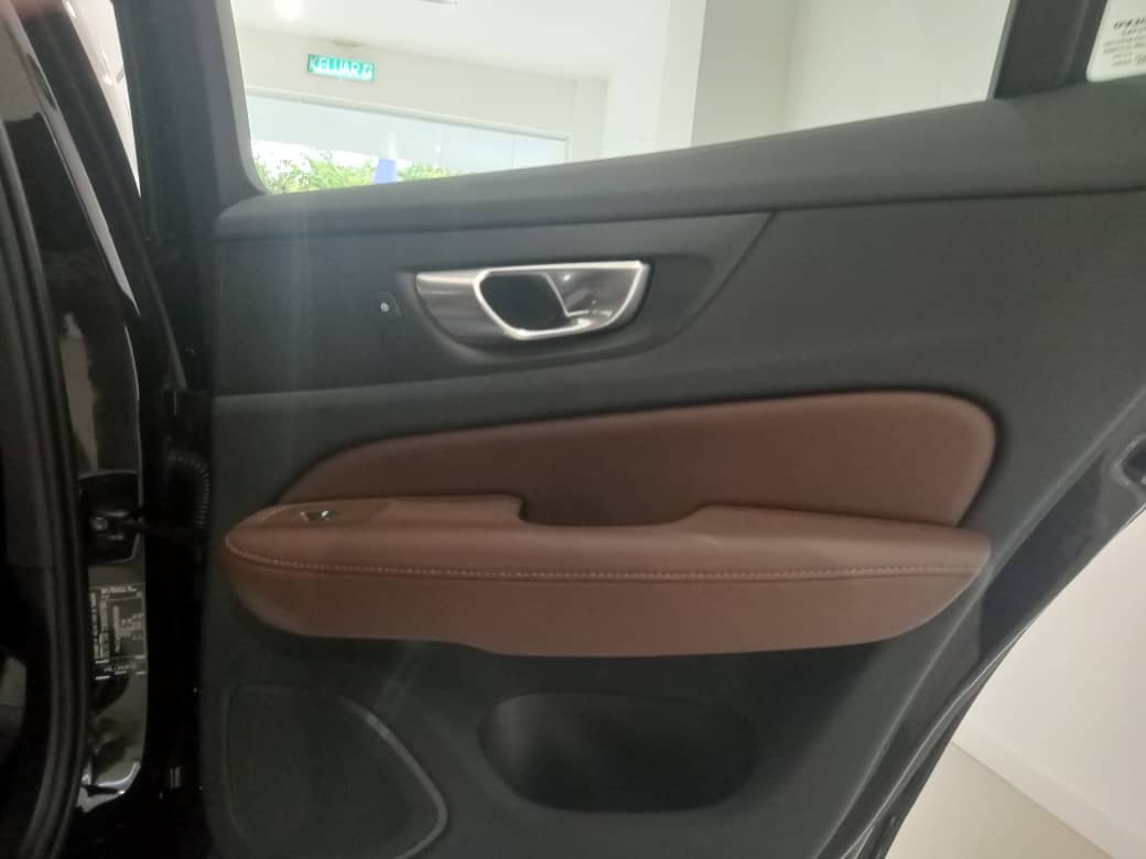 Volvo  V60 Recharge Plus, T8 AWD Plug-in hybrid, Electric/Petrol, Bright