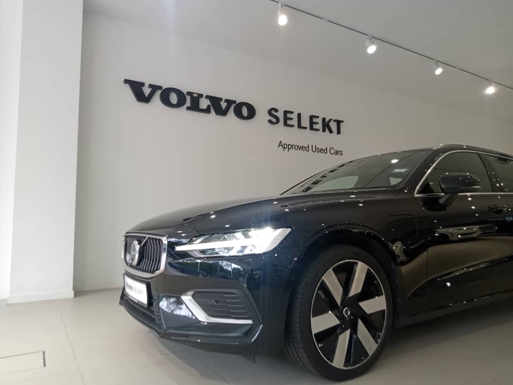 Volvo  V60 Recharge Plus, T8 AWD Plug-in hybrid, Electric/Petrol, Bright