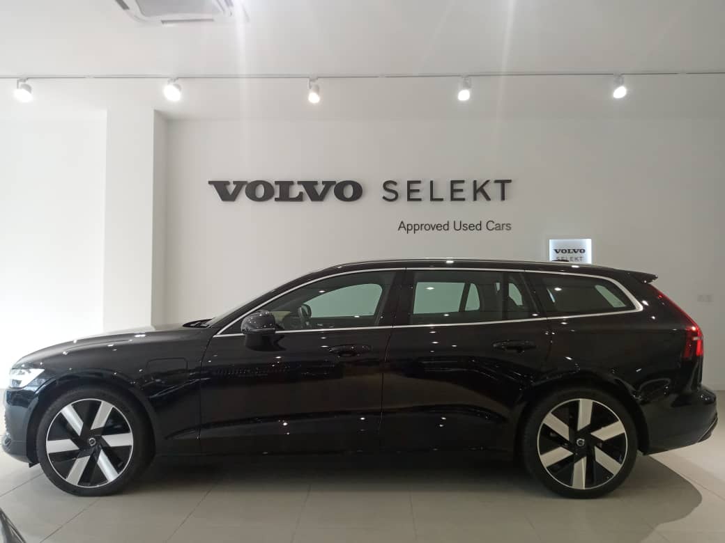 Volvo  V60 Recharge Plus, T8 AWD Plug-in hybrid, Electric/Petrol, Bright