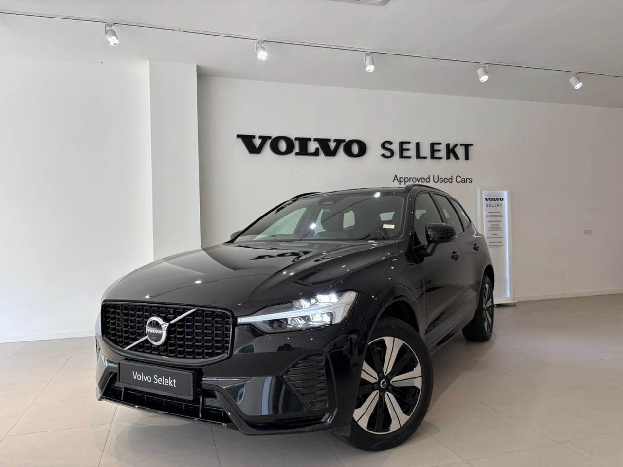 Volvo  XC60 Ultra, T8 AWD Plug-in hybrid, Electric/Petrol, Dark