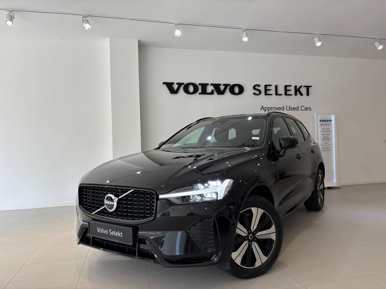 Volvo  XC60 Ultra, T8 AWD Plug-in hybrid, Electric/Petrol, Dark