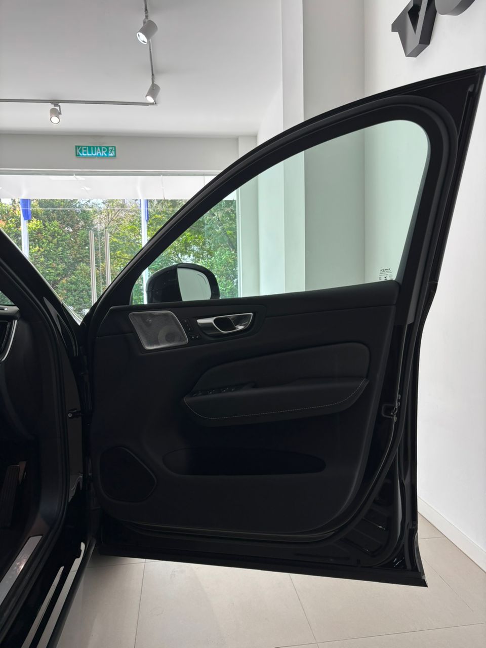Volvo  XC60 Ultra, T8 AWD Plug-in hybrid, Electric/Petrol, Dark