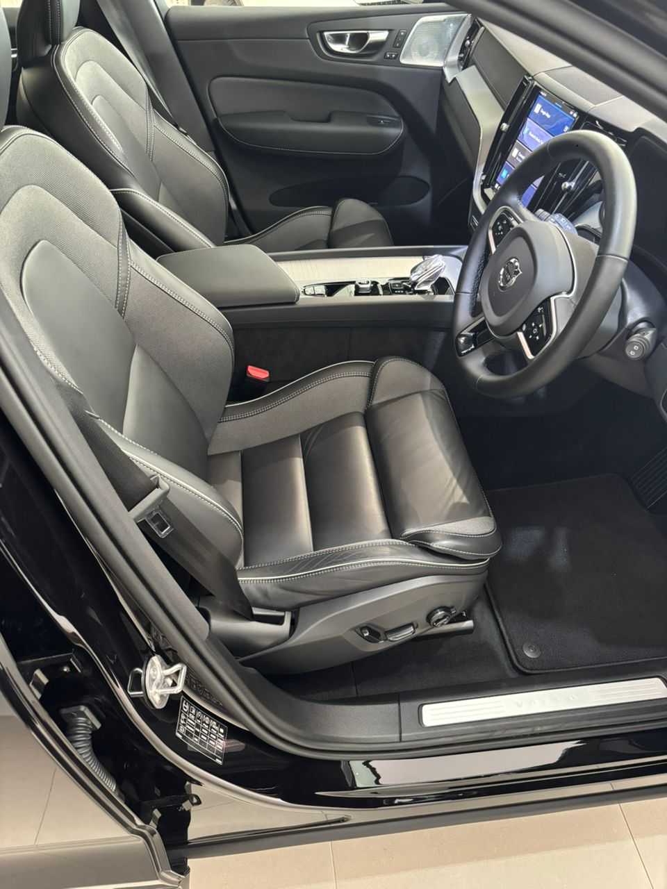 Volvo  XC60 Ultra, T8 AWD Plug-in hybrid, Electric/Petrol, Dark