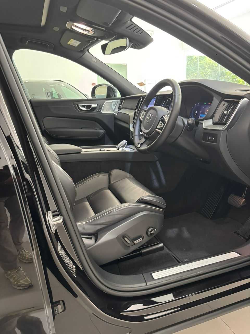 Volvo  XC60 Ultra, T8 AWD Plug-in hybrid, Electric/Petrol, Dark