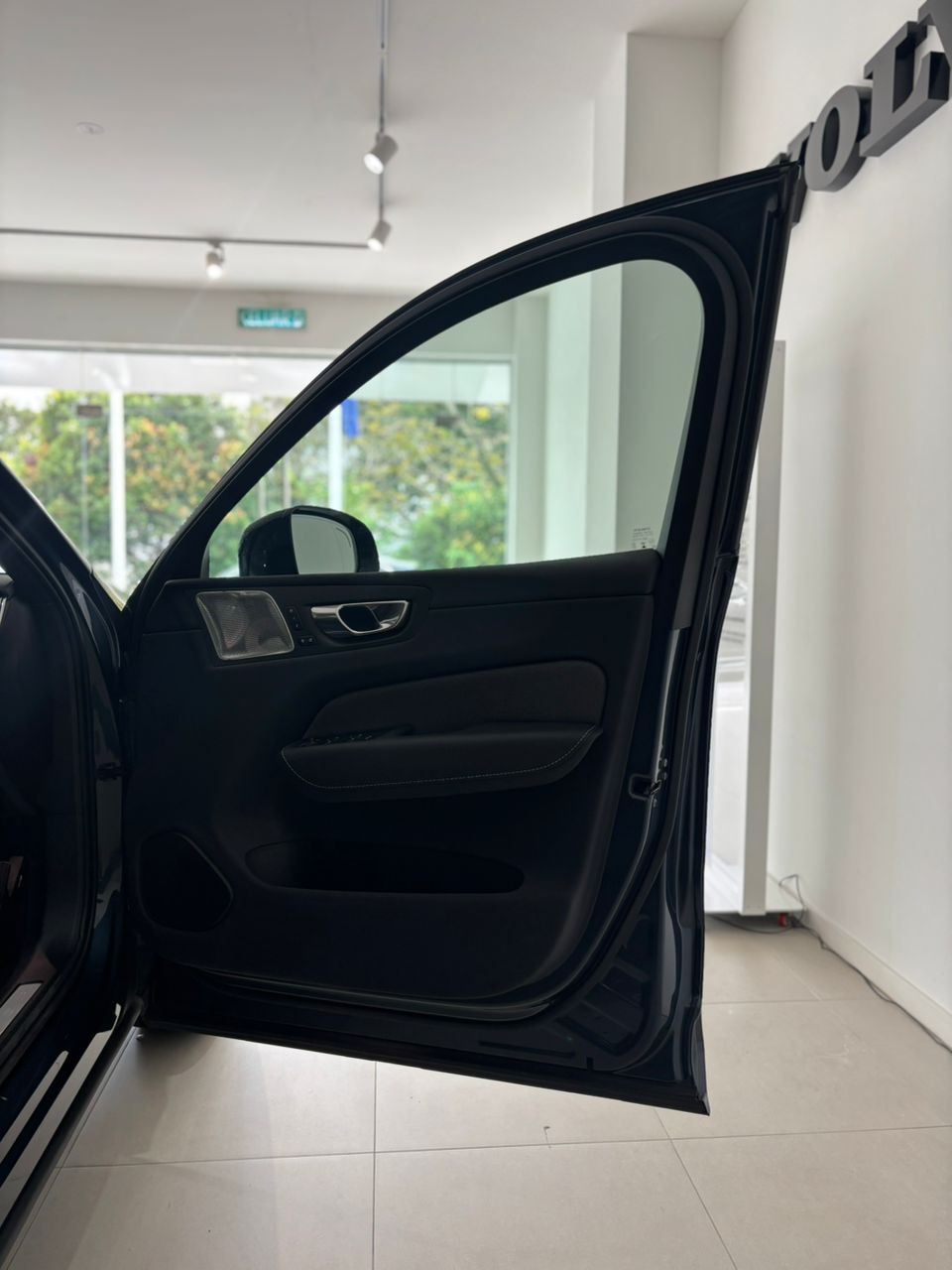 Volvo XC60 Ultra, T8 AWD Plug-in hybrid, Electric/Petrol, Dark