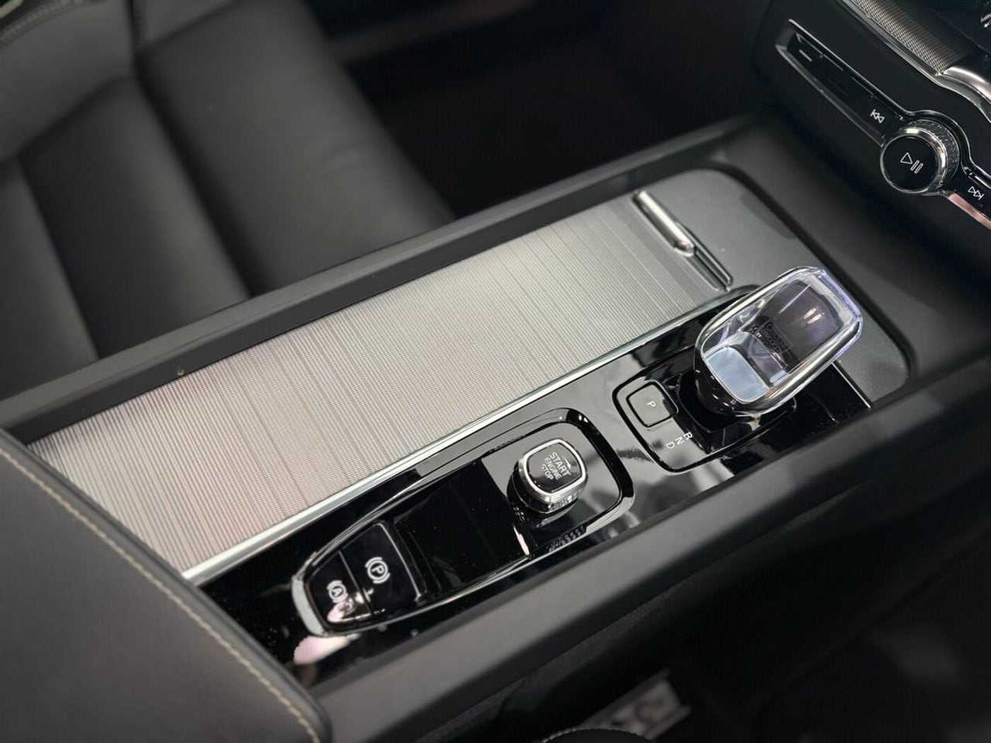 Volvo XC60 Ultra, T8 AWD Plug-in hybrid, Electric/Petrol, Dark