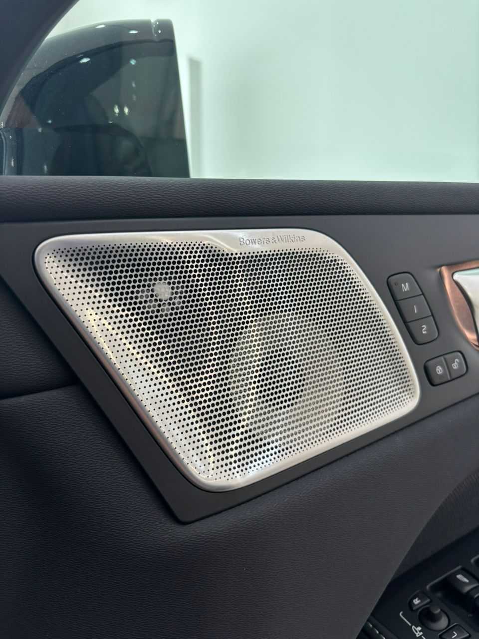 Volvo XC60 Ultra, T8 AWD Plug-in hybrid, Electric/Petrol, Dark