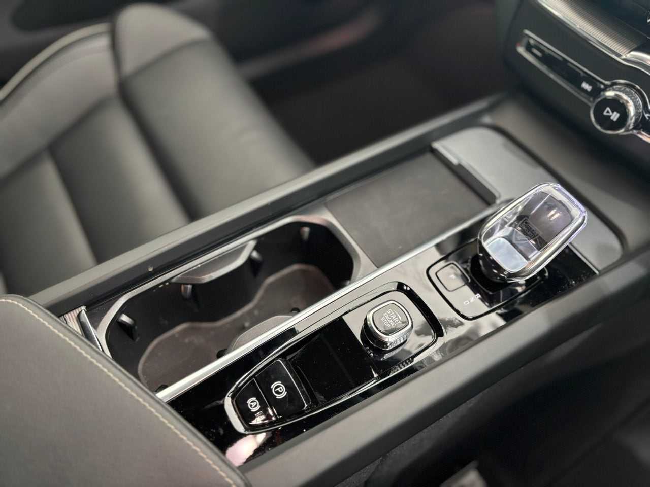 Volvo XC60 Ultra, T8 AWD Plug-in hybrid, Electric/Petrol, Dark