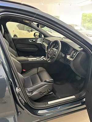 Volvo XC60 Ultra, T8 AWD Plug-in hybrid, Electric/Petrol, Dark