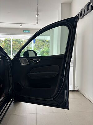 Volvo XC60 Ultra, T8 AWD Plug-in hybrid, Electric/Petrol, Dark